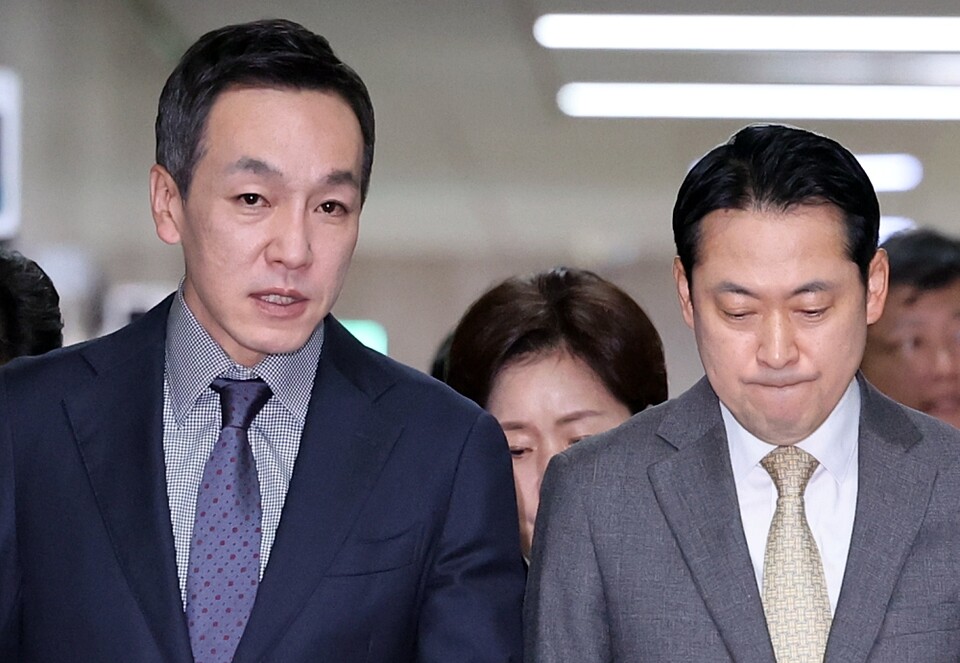 국민의힘 장동혁 대표(오른쪽)와 김민수 최고위원이 6일 서울 여의도 국회에서 열린 최고위원회의에 참석하고 있다 (사진=연합뉴스)