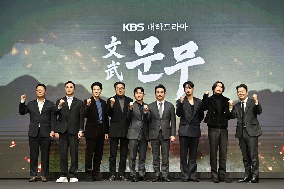 지난 18일 박장범 KBS 사장(가운데)과 드라마 '문무' 연출·출연진이 서울 구로구 더세인트에서 열린제작보고회에서 기념 촤령을 하고 있다 (사진=KBS)