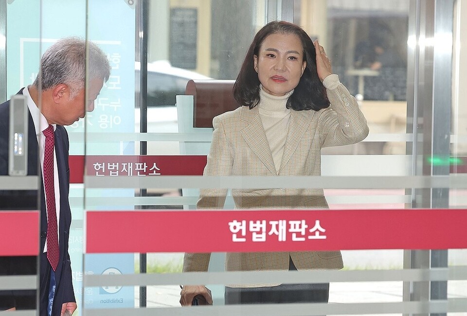 이진숙 전 방송통신위원장이 지난 10월 1일 방송미디어통신위원회 설치법에 대한 헌법소원심판 청구서를 제출하기 위해 서울 종로구 헌법재판소 민원실로 들어서는 모습 (사진=연합뉴스)