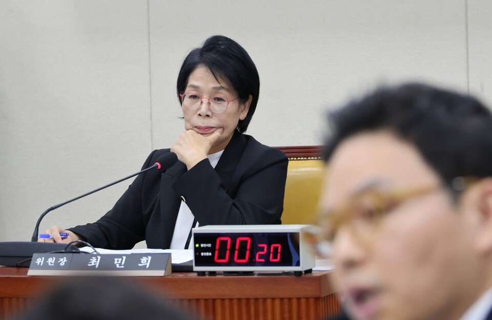 지난달 30일 국회 과학기술정보방송통신위원회에서 열린 종합감사에서 최민희 위원장이 국민의힘 박정훈 의원의 사퇴 요구 발언을 듣고 있다 (사진=연합뉴스)