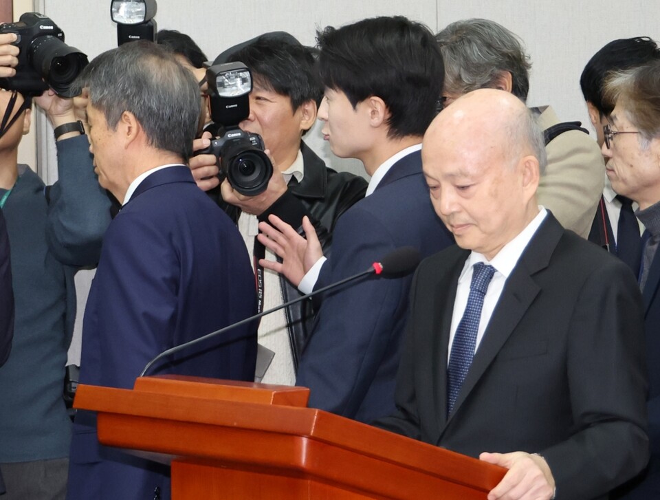 김용원 국가인권위원회 상임위원이 지난 5일 서울 여의도 국회에서 열린 운영위원회의 국가인권위원회에 대한 국정감사에서 증인선서를 거부하고 의사진행을 방해해 퇴장조치 당하고 있다. 김 상임위원은 