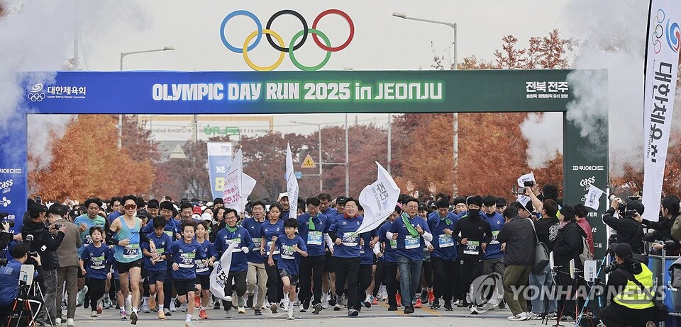 지난 16일 전주월드컵경기장 일원에서 2036 전주 하계올림픽·페럴림픽 유치를 염원하는 '올림픽데이런 2025 in 전주'가 열리고 있다. [전북특별자치도 제공=연합뉴스]