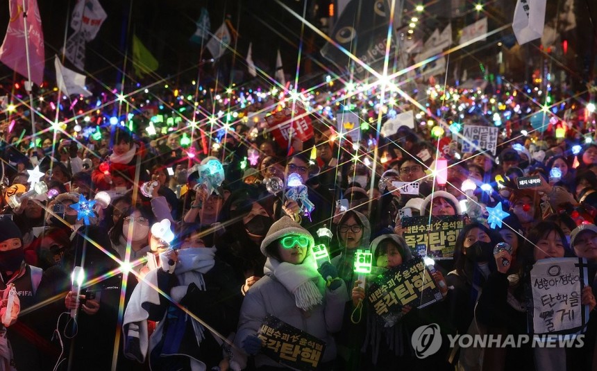 탄핵안 가결에 환호하는 시민들 [연합뉴스 자료사진]