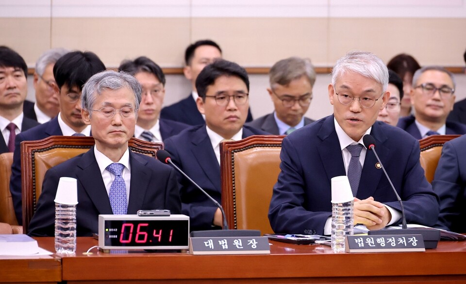 천대엽 법원행정처장이 지난 13일 서울 여의도 국회에서 열린 대법원 등에 대한 법제사법위원회 국정감사에서 추미애 위원장에게 조희대 대법원장의 이석을 요구하고 있다 (사진=연합뉴스)