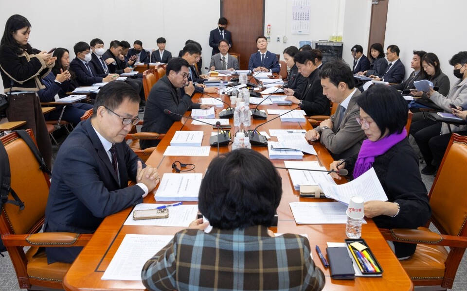 김현 국회 과학기술정보방송통신위원회 정보통신방송법안 심사소위원회(법안심사2소위) 위원장을 비롯한 여야 소위 위원들이 지난 18일 국회에서 법안을 심의하고 있다 (사진=연합뉴스)