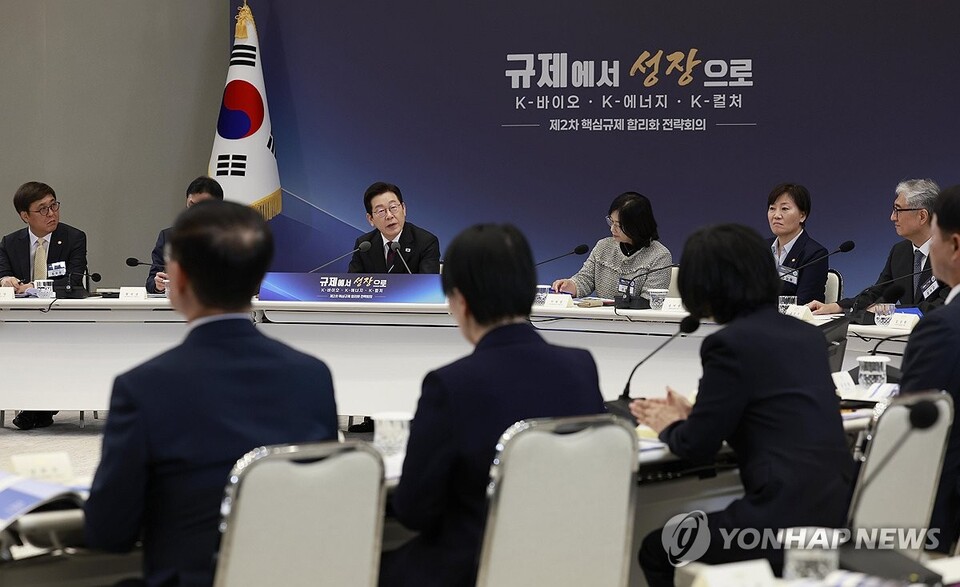 이재명 대통령이 10월 16일 용산 대통령실에서 제2차 핵심규제 합리화 전략회의를 주재하고 있다. [대통령실통신사진기자단=연합뉴스]