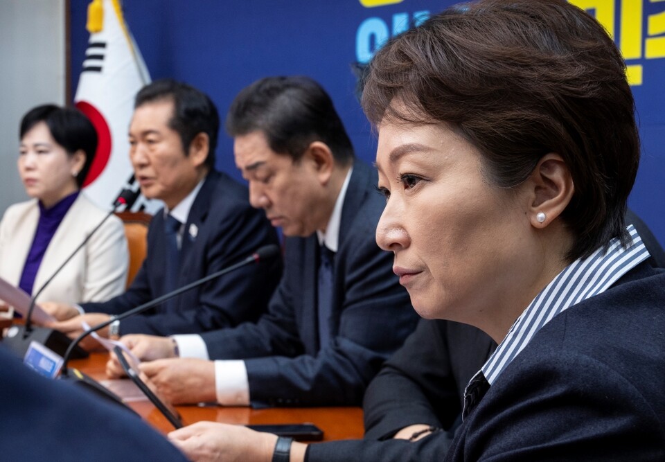 더불어민주당 이언주 최고위원이 24일 국회에서 열린 최고위원회의에서 정청래 대표의 발언을 듣고 있다 (사진=연합뉴스)