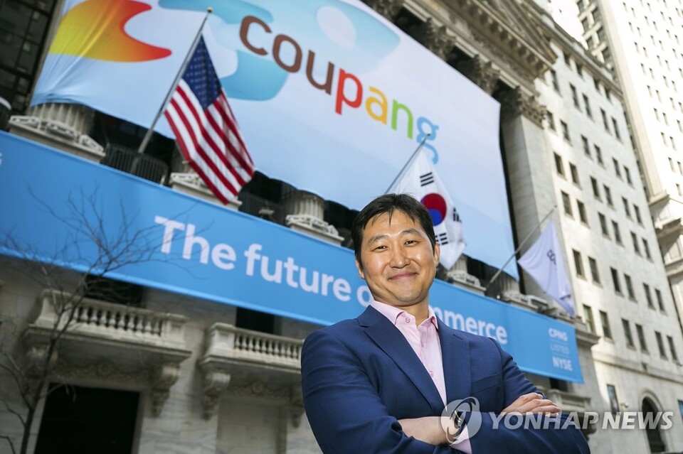 김범석 쿠팡 이사회 의장이 2021년 3월11일(현지시각) 미국 뉴욕증권거래소 앞에서 상장을 앞두고 포즈를 취하고 있다. (뉴욕증권거래소 제공/AP 연합뉴스)