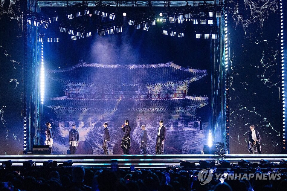 그룹 방탄소년단(BTS)이 21일 서울 광화문 광장에서 정규 5집 '아리랑'(ARIRANG) 발매를 기념해 무료 공연 'BTS 컴백 라이브: 아리랑'(BTS THE COMEBACK LIVE｜ARIRANG)을 열고 있다. [빅히트 뮤직/넷플릭스 제공]