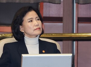 <b>이진숙</b>, 'iMBC 주식' 직무관련성 심사 중 MBC 평가 <b>논란</b>