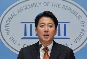 '<b>단일화</b> 거부' 힘받는 <b>이준석</b>…경향 "당권 거래는 선거범죄"