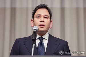 Shinsegae Chairman Chung Yong-jin's Official Apology and Turbulent Global Economic and Industrial News